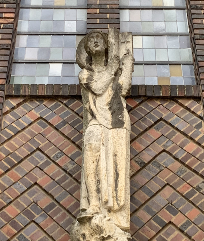 Bonifatius-Skulptur über dem Eingangsportal