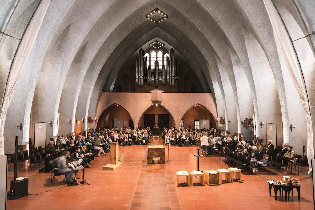 Innenraum von St. Bonifatius mit Spitzbögen und Chorraum
