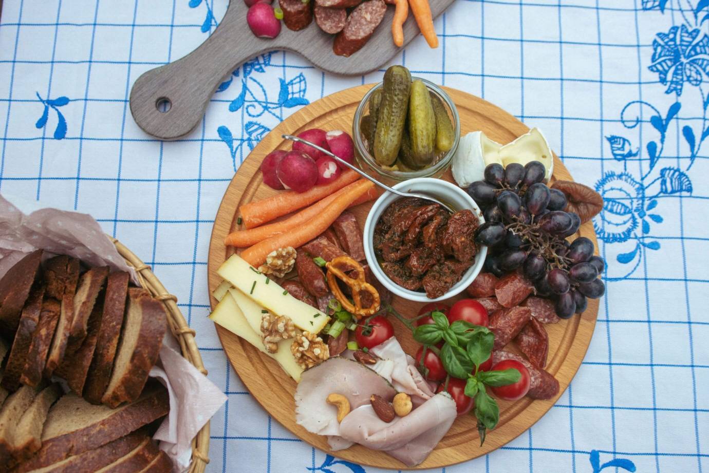 Eine Brotkorb, zwei Platten mit Delikatessen