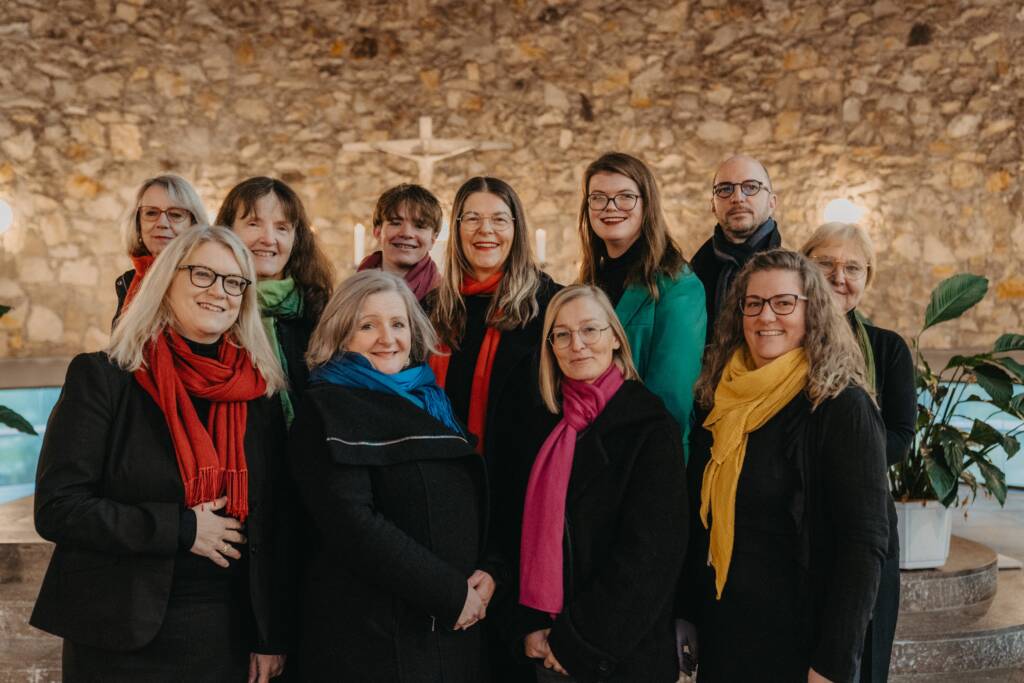 Vokalensemble St. Wendel singt im Kirchenraum mit Kerzen