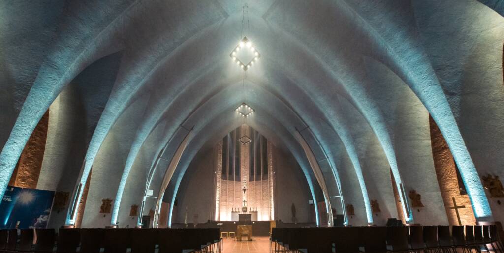 Neue Beleuchtung im Kirchenraum St. Bonifatius mit Altar