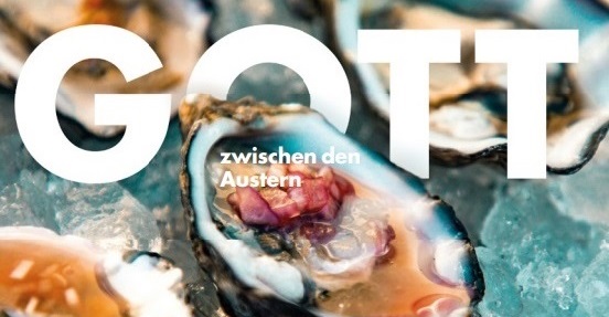 Geöffnete Austern auf Eis mit großem Schriftzug