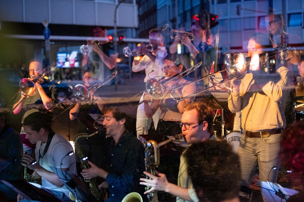 Jazzband mit Bläsern bei Nacht in Stadt
