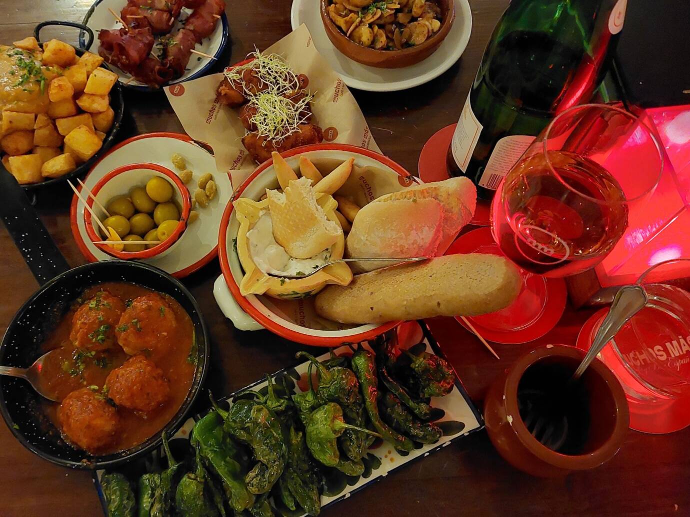 Spanische Tapas mit Wein auf Tisch