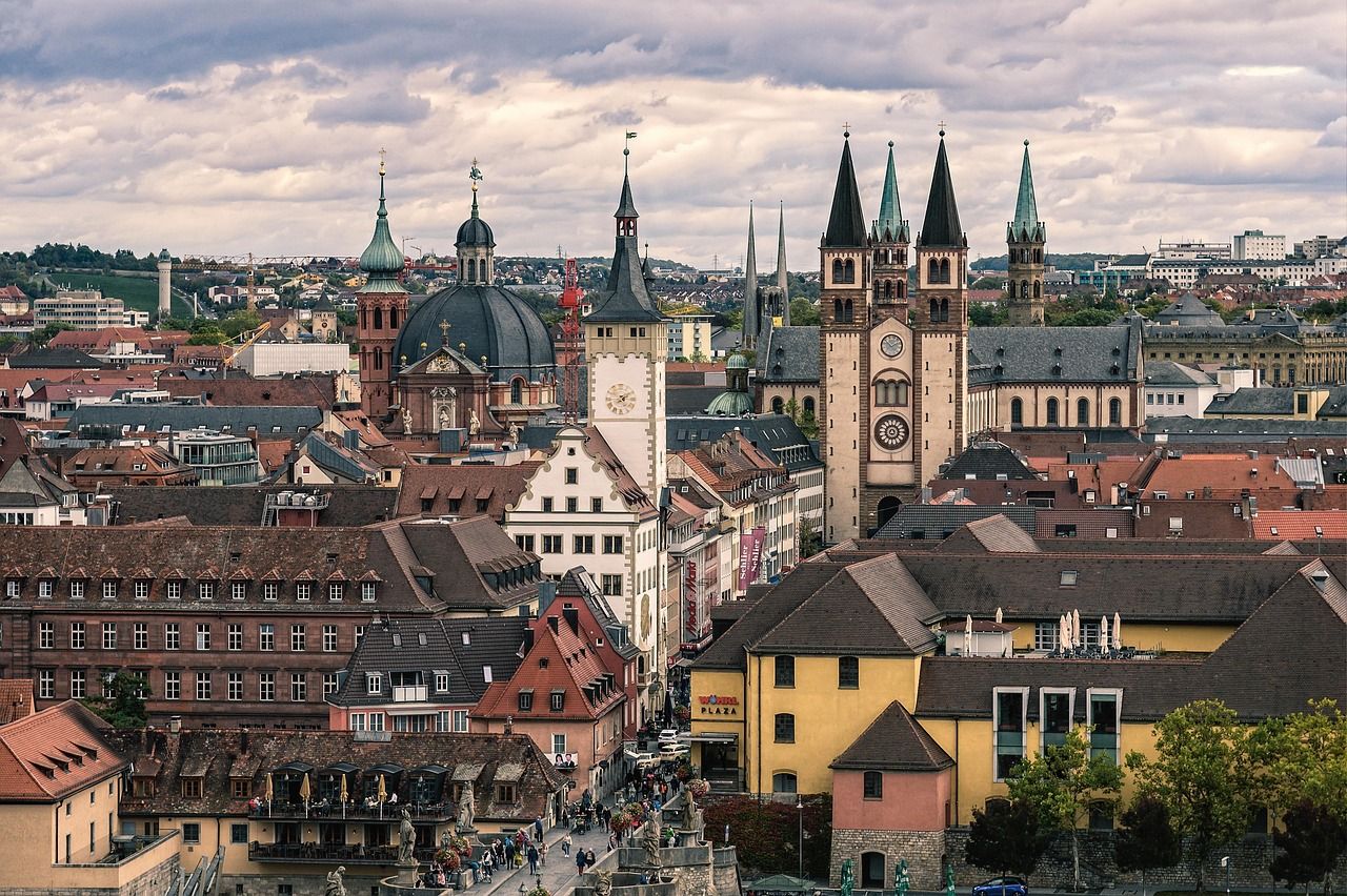Altstadt von Würzburg mit Dom und Türmen