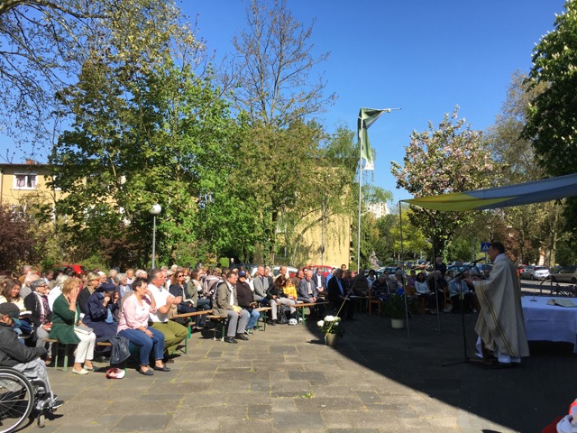 Freiluftgottesdienst mit sitzenden Besuchern im Innenhof