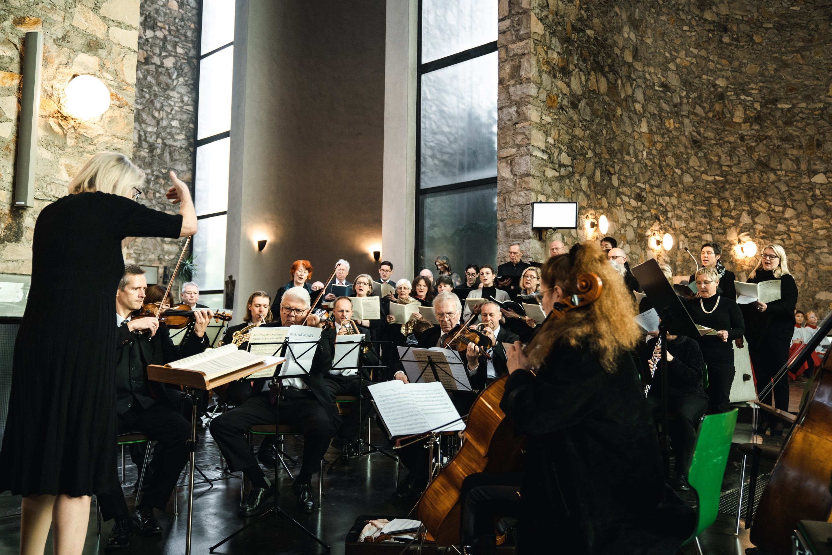 Orchester und Chor in Kirche mit Dirigentin