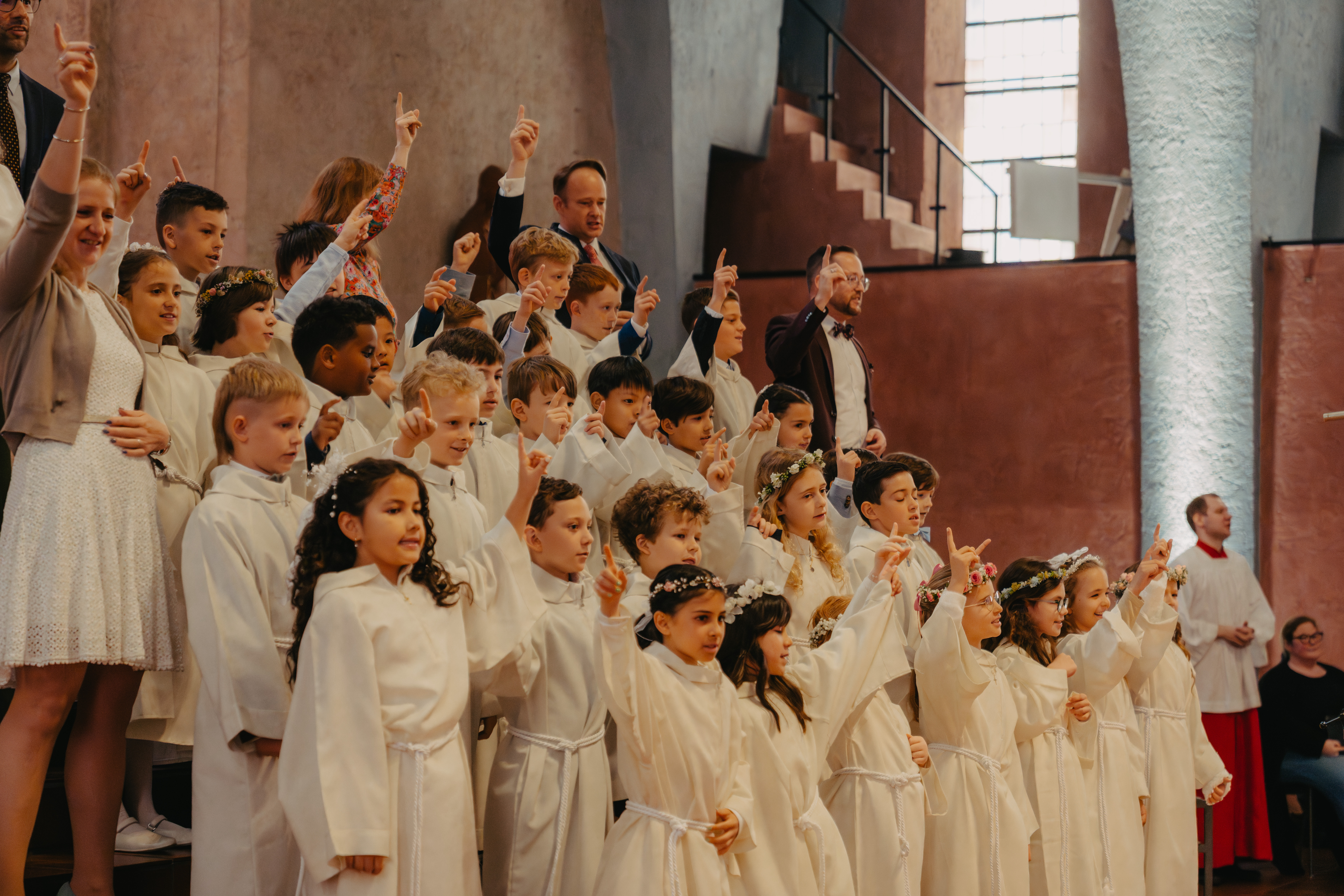 Kinderchor in weißen Gewändern in Kirche