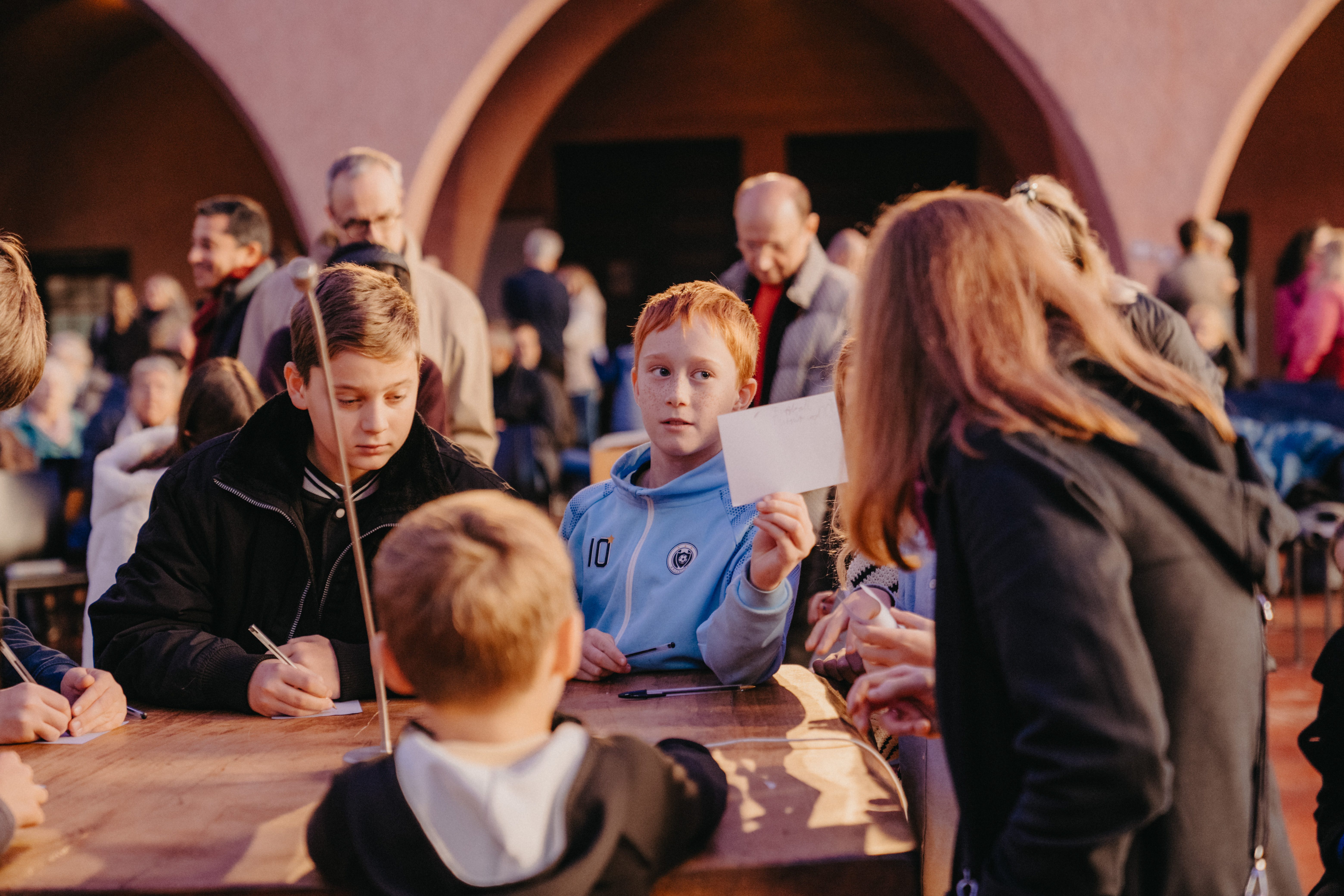 Kinder an Tisch bei Gemeindeveranstaltung im Freien