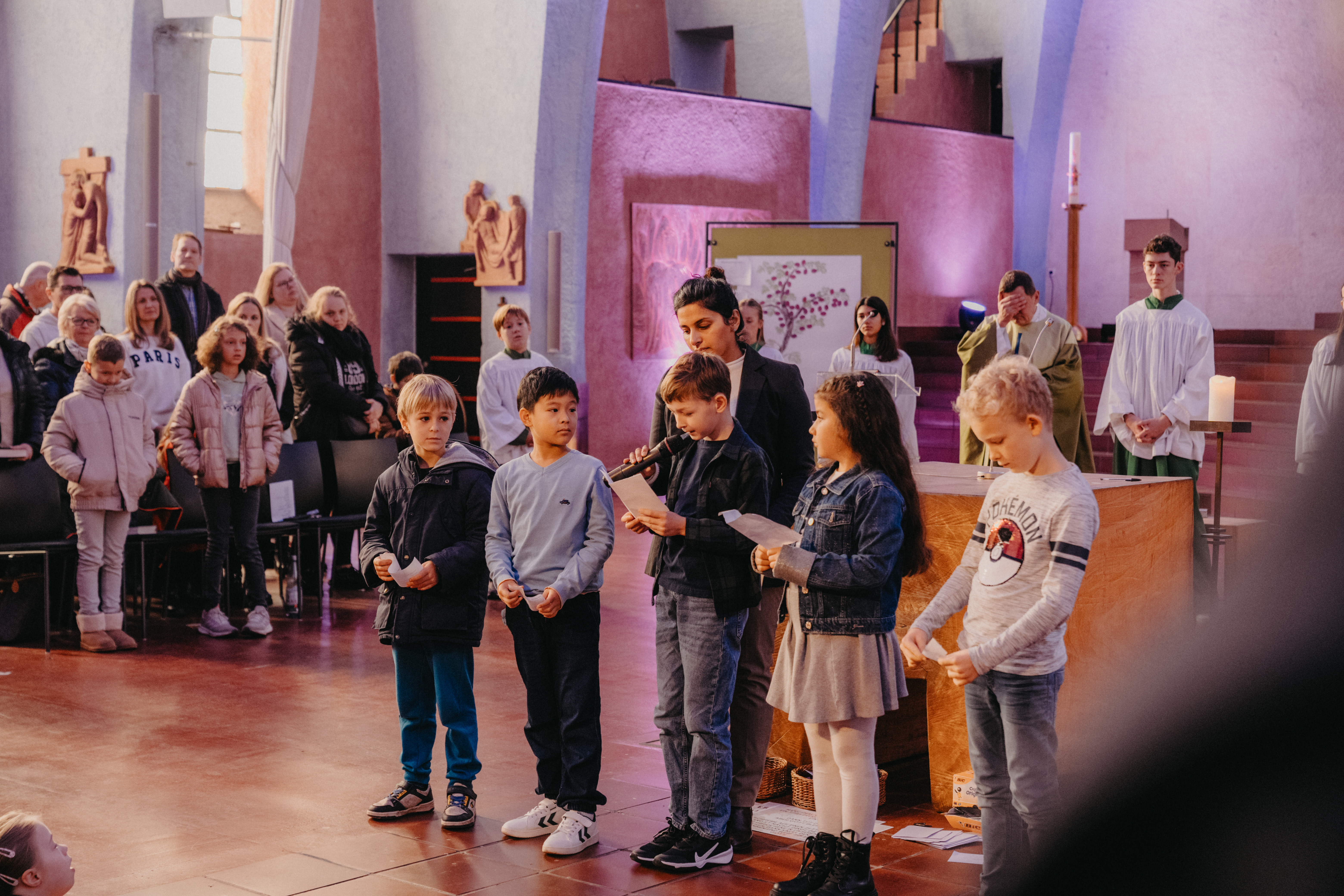 Kinder lesen Texte in einer Kirche vor