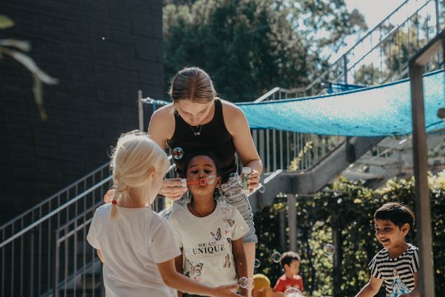 Kinder mit Erzieherin in der Kita St. Wendel